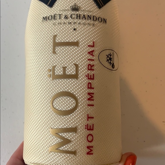 Insulated Moët champagne purse caddy with gold zipper - Picture 2 of 3